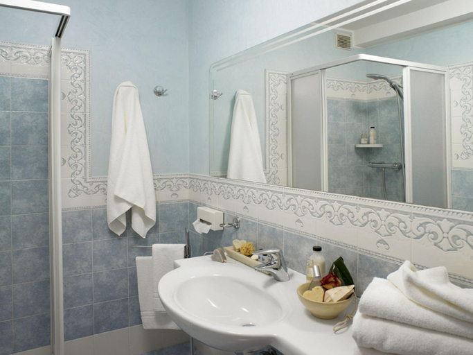 Bathroom 3, Hotel Poker, Rimini