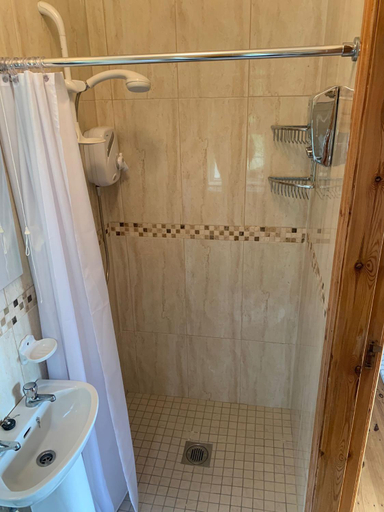 Bathroom 1, Garrenmore Lodge B&B