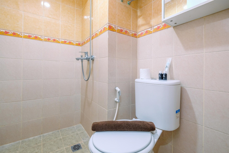 Bathroom 5, Homey and Cozy Living 2BR Podomoro Golf View Apartment, Bogor