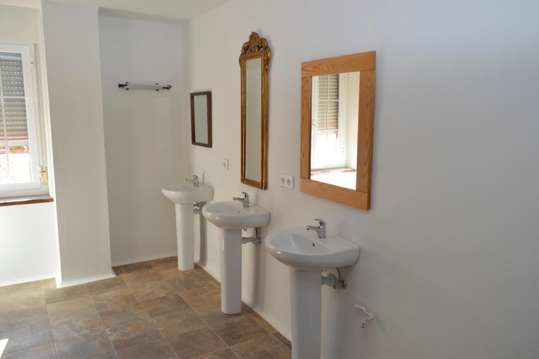 Bathroom 3, Albergue Gares, Navarra