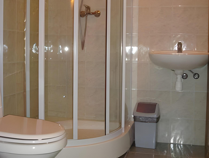 Bathroom 2, Sanders Motel, Tukums