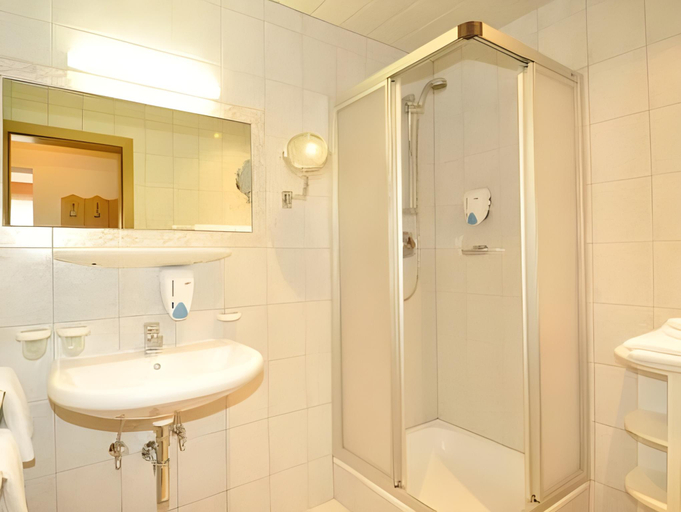 Bathroom 2, Alp Larain B&B, Landeck