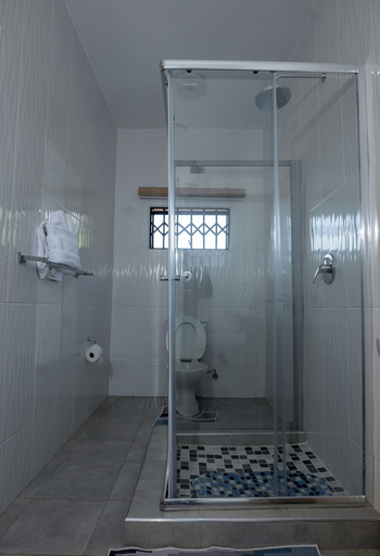Bathroom 3, Amakhosi Hotel, Hwange
