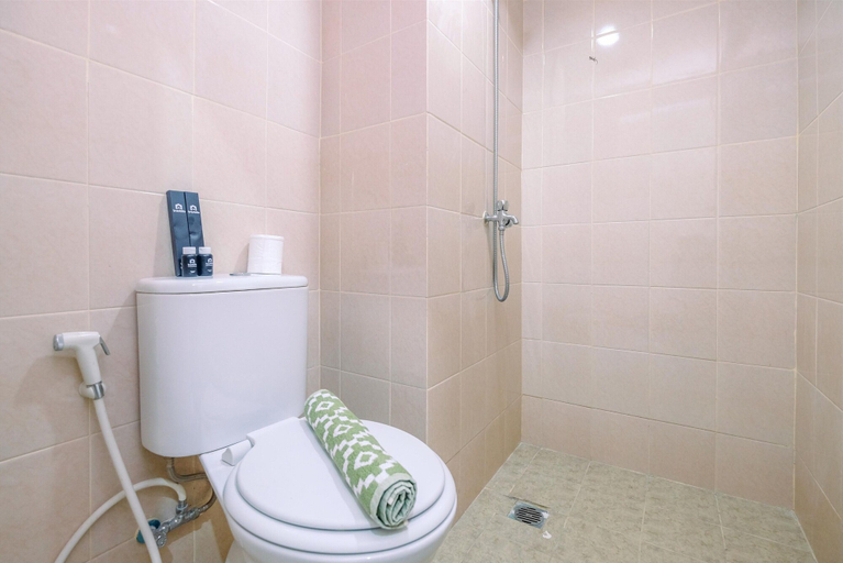 Bathroom 3, Cozy Stay 2BR at Podomoro Golf View Apartment, Bogor