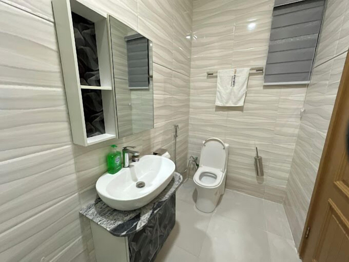 Bathroom 3, Bizzare Luxury Apartment, Bwari