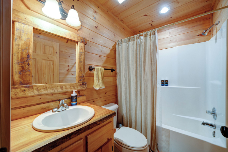 Bathroom 3, Mountain Haven in the Woods, Fannin