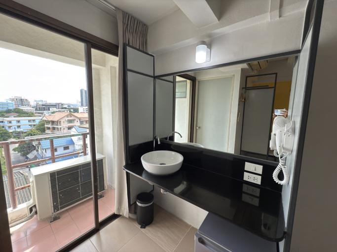 Bathroom 4, Regent Ngamwongwan Hotel, Muang Nonthaburi
