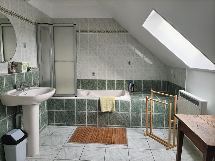 Bathroom 3, Maison de Laurence - La Chaumiere de Mauvrain, Nièvre