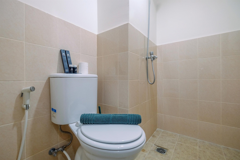 Bathroom 5, Comfortable 2BR Apartment at Podomoro Golf View, Bogor