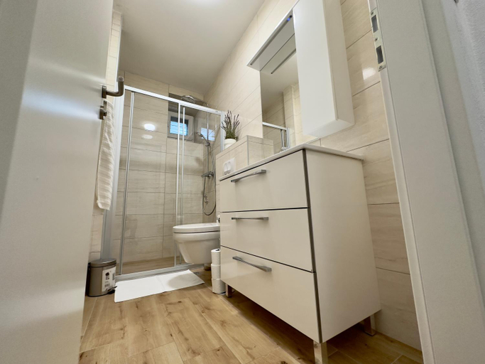 Bathroom 3, Matek family & studio apartment Rovanjska, Jasenice