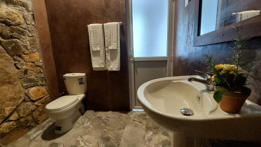 Bathroom 2, Rock n Fall Nature Resort, Bandarawela