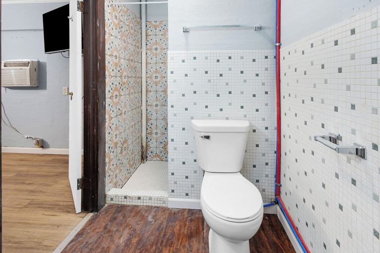 Bathroom 4, Workforce Suites, Miami