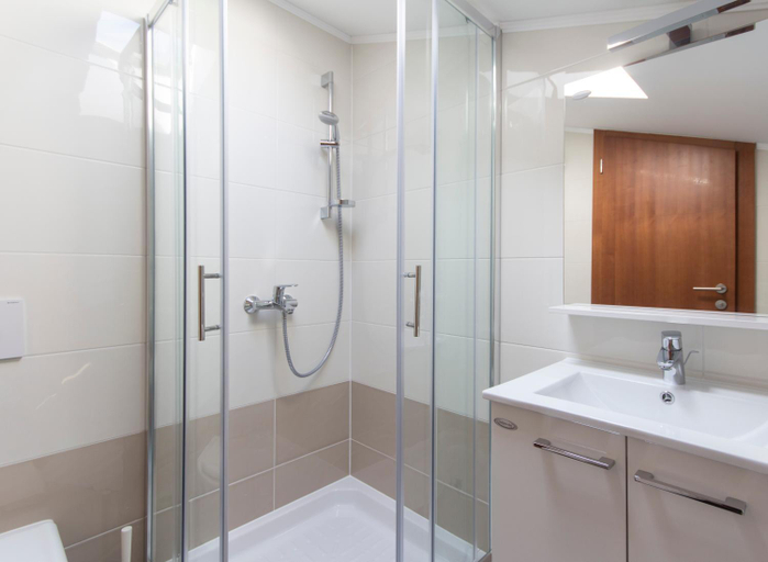 Bathroom 2, Apartments Veronika, Medulin