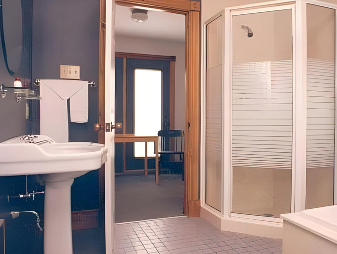 Bathroom 3, Kettle Creek Inn, Elgin
