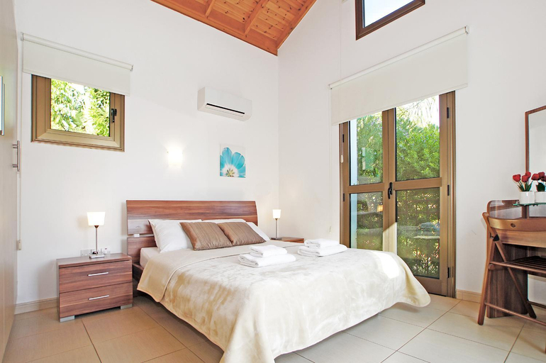 Bathroom 1, Villa Louisa