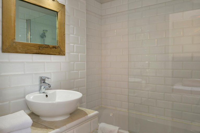 Bathroom 11