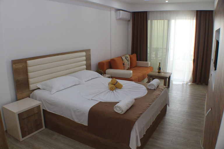 Others 3, Casa Hena