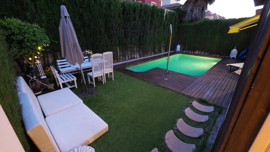 Elegant villa in Tomares, private pool and enclosed garden, Sevilla