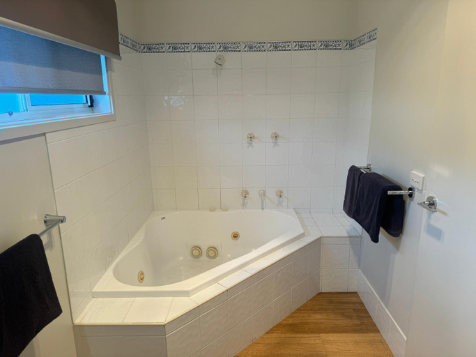 Bathroom 4, Bluewater Apartments, Bega Valley
