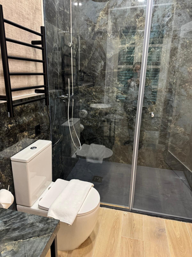 Bathroom 5, Howard House Hotel