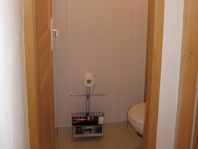 Bathroom 2, Chez Robert et Catherine, Jura