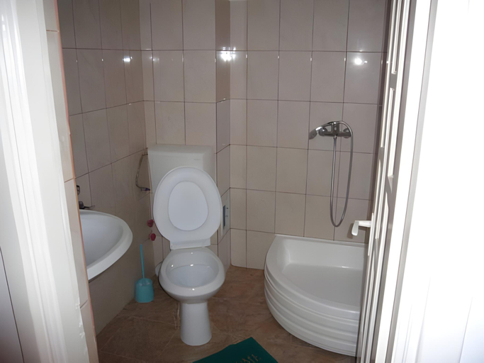 Bathroom 2, Berlin - Locatie Centrala, Tuzla