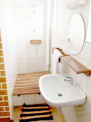 Bathroom 3, A l'hotel, Analamanga