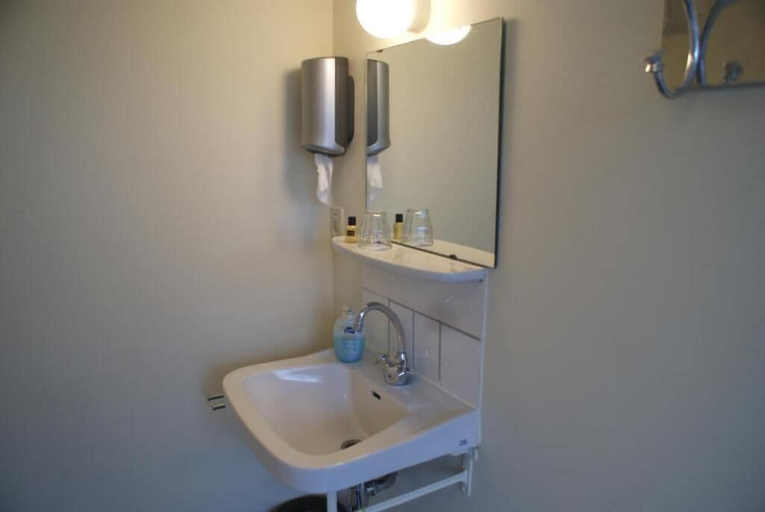 Bathroom 5, Hotel Prinsenhof Amsterdam, Amsterdam