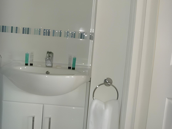 Bathroom 4, Breakers Bed and Breakfast, East Sussex