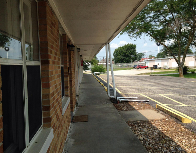 Others 5, Twin Pine Motel, Moniteau
