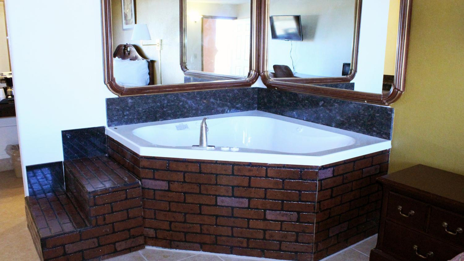 Bathroom 5, Royal Inn & Suites, Smith