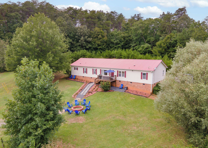 Exterior & Views, King Bed Pet Friendly BBQ Grill Peaceful, Rockingham