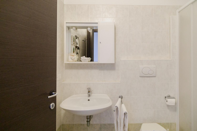 Bathroom 2, Il Chiesino, Pisa