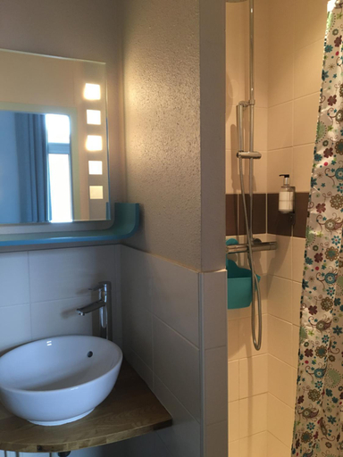 Bathroom, Hotel Familial L'Ostrei, Gironde