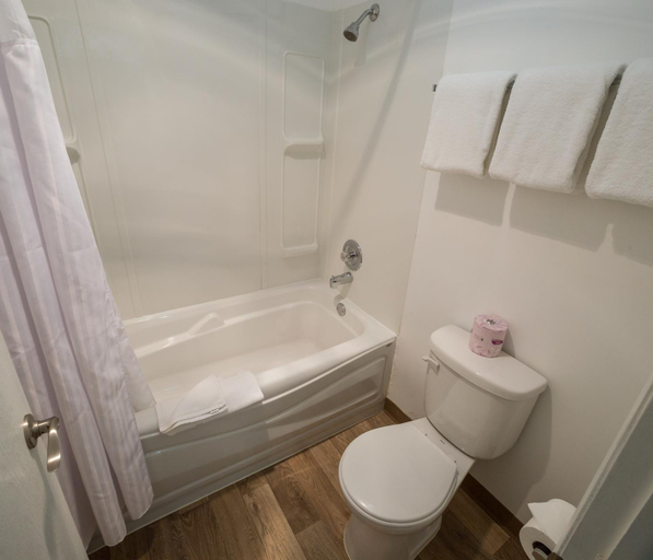 Bathroom 2, Westwood Motel 100 Mile House, Cariboo
