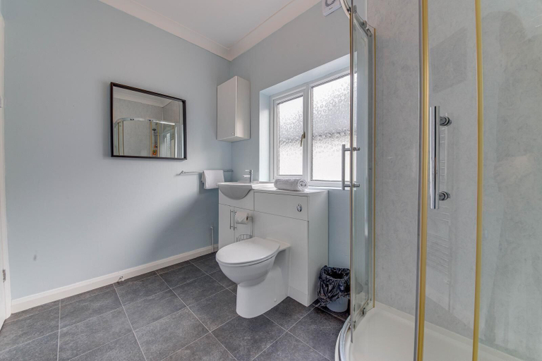 Bathroom 3, 3BR Detached Bungalow w/Parking, Sheffield