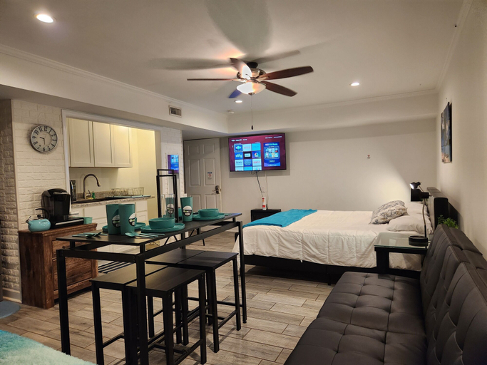 Bedroom 2, KingBed Hot Tub BBQ Games Hypoallergenic, Forsyth