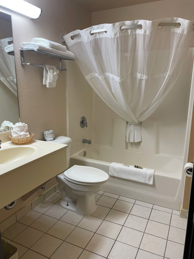 Bathroom 4, Harvest Inn, Dixon/ UC Davis., Solano