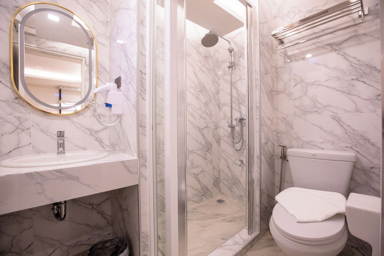 Bathroom 4, Airbus Hotel At Phawana Station, Huai Kwang