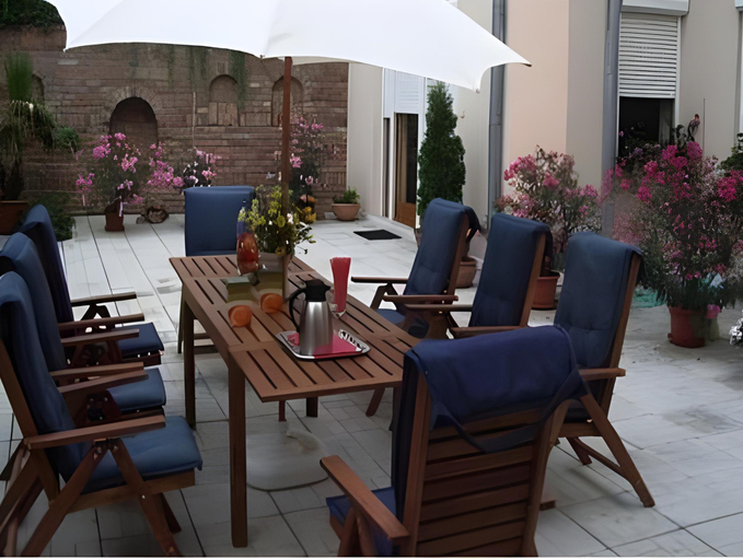Others 3, Penzion Holiday, Trnava