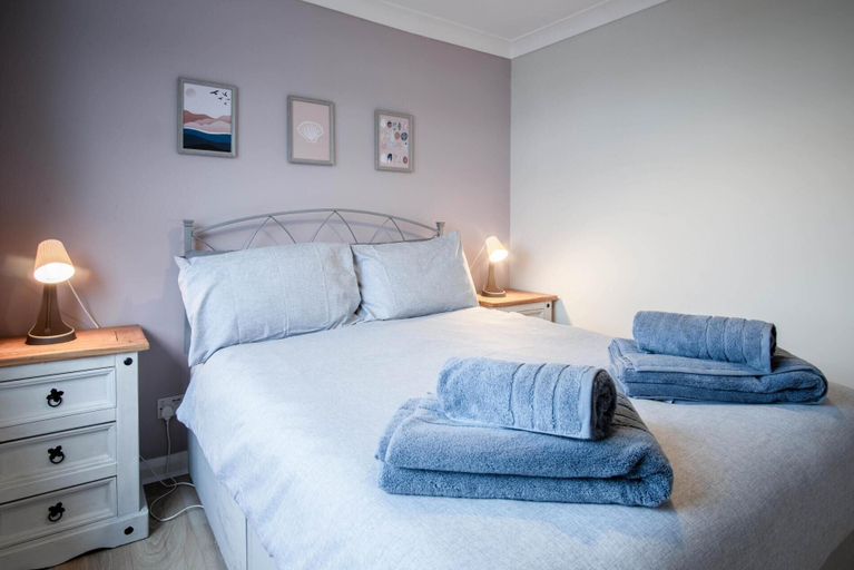 Bedroom 3, Swanbrook - 2 Bedroom Chalet- Freshwater East, Pembrokeshire