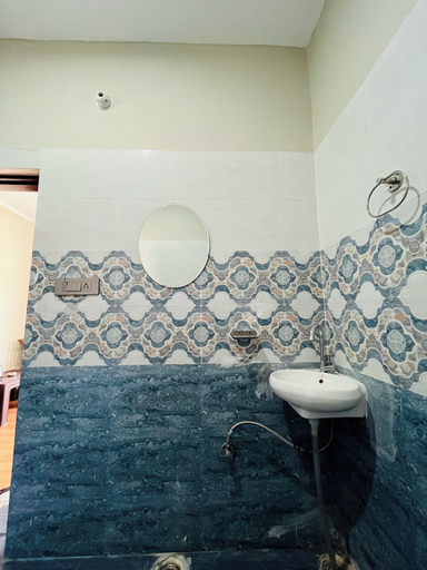 Bathroom 3, Let's Take it Easy Bir, Kangra