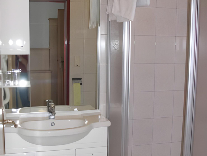 Bathroom 4, Aparthotel Garni Monte, Lienz