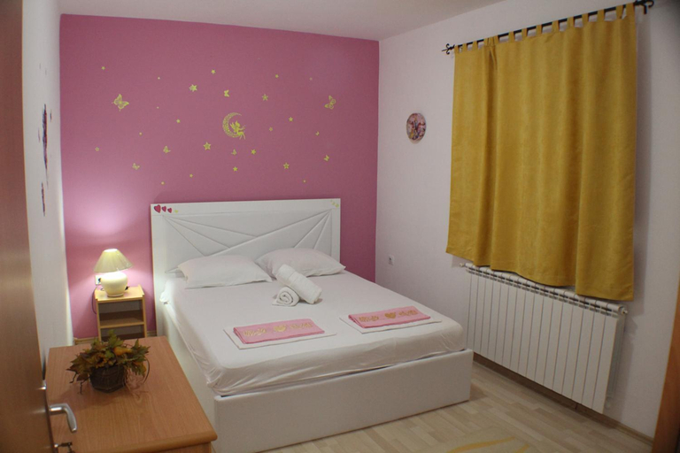 Others 2, Casa Hena