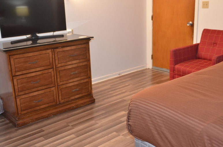 Bedroom 3, The Oak Motel, Fayette