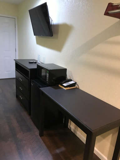 Others 5, Budget Inn, Pettis
