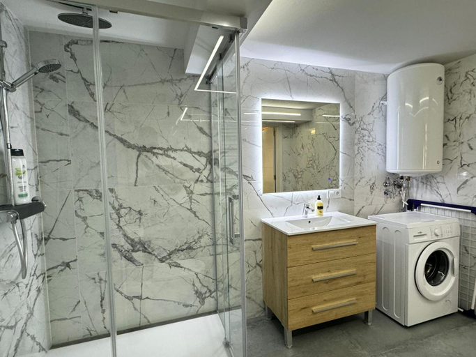 Shower 3, Oriola 35, Valencia
