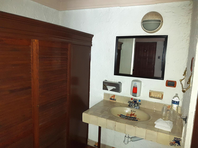 Bathroom 4, State Inn, Chihuahua