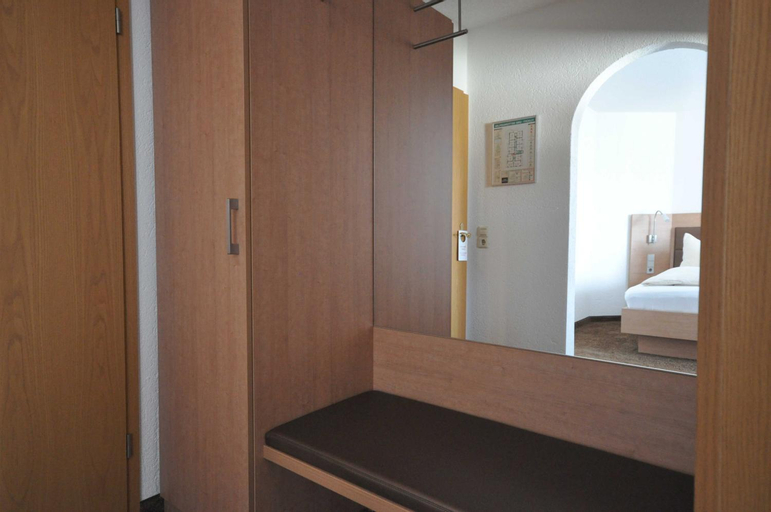 Bedroom 2, Hotel-Pension-Jasmin, Lörrach