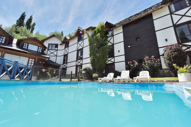Swimming pool, Hosteria Plaza Mayor, Lacar